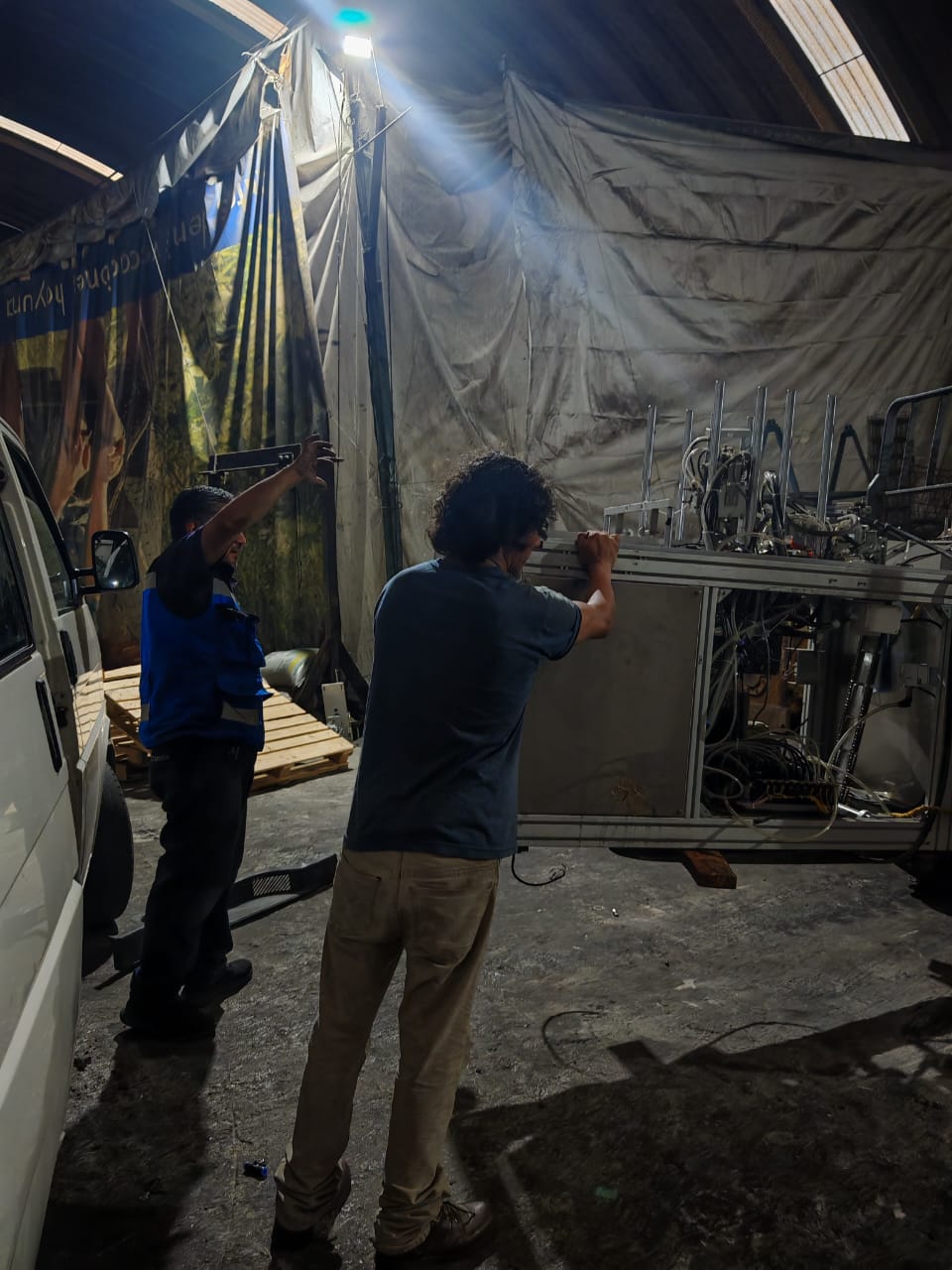 Traslado e instalación de maquinaria industrial en planta