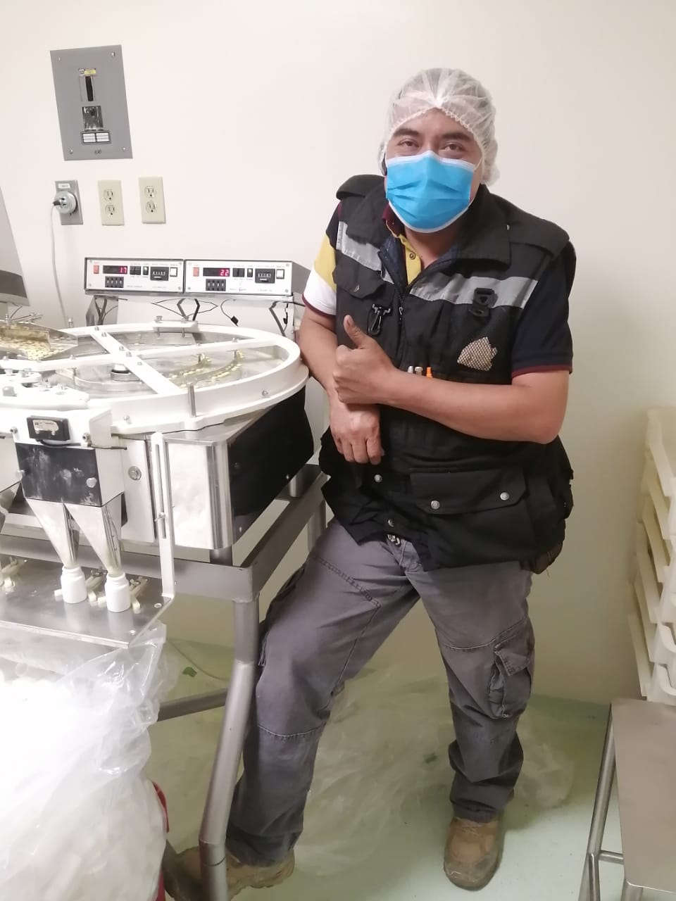 Servicio a máquina contadora de cápsulas en planta farmacéutica