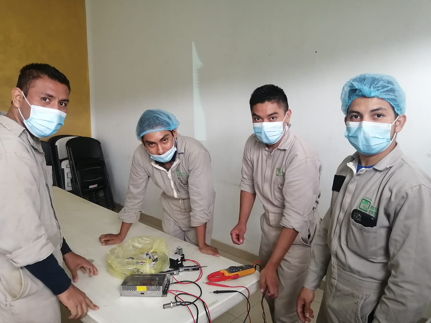 Técnicos de Fénix revisando tablero de control y componentes eléctricos