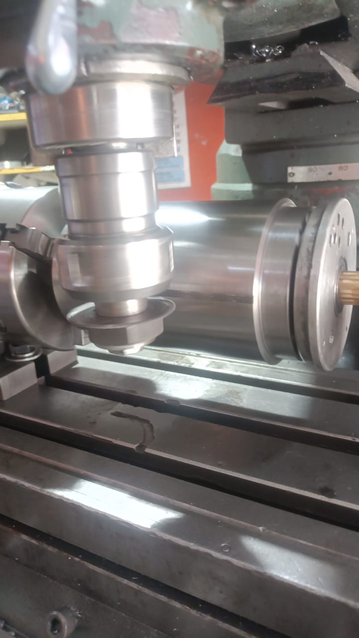 Maquinado de precisión en torno CNC para piezas industriales