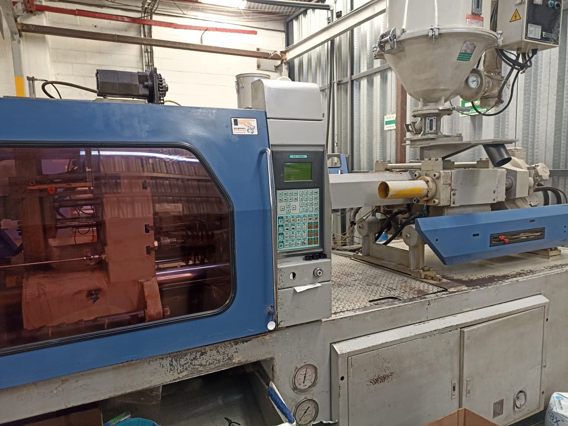 Mantenimiento a máquina inyectora de plástico industrial